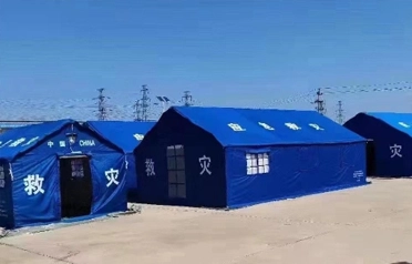 Кампанія Tangshan Pengcheng Outdoor актыўна ўдзельнічала ў стандартызацыі працэсаў намётаў для аказання дапамогі пры стыхійных бедствах, ствараючы надзейную якасную лінію абароны для экстраных паставак.